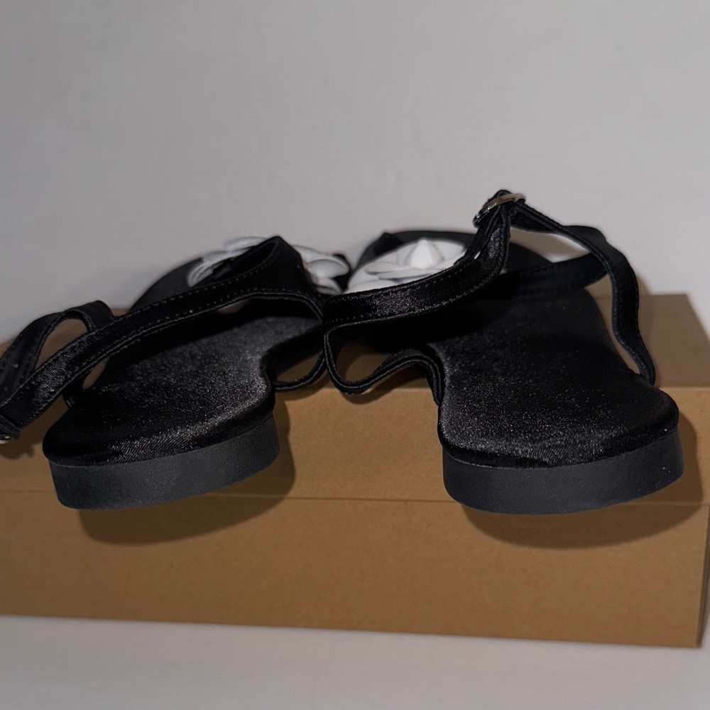 Black Satin Sandals with White Leather Flower  New Sz 9 - Picture 7 of 7